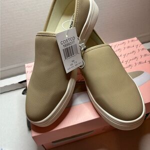 Kensie Tan Slip On Shoes Women’s size 7 Color Tan Comfortable NWB